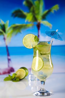 kokteyl limon dilimleri ile