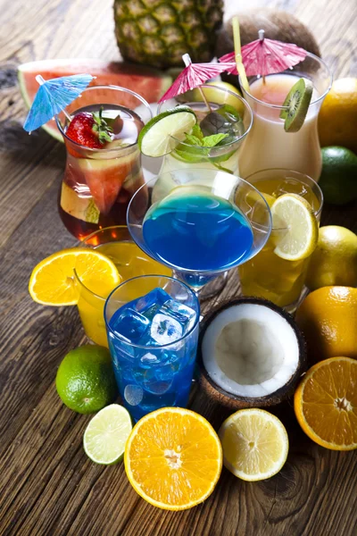 Tropiska drinkar med frukter — Stockfoto