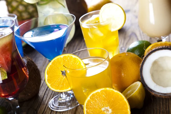 Verschillende cocktails met vruchten — Stockfoto