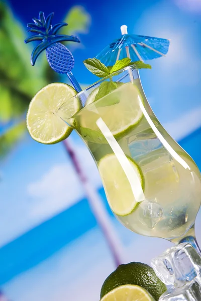 Cocktail with lime slices — Stock Photo, Image