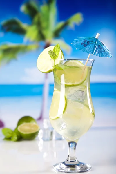 Cocktail with lime slices — Stock Photo, Image