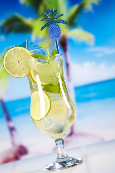 Cocktail with lime slices — Stock Photo, Image