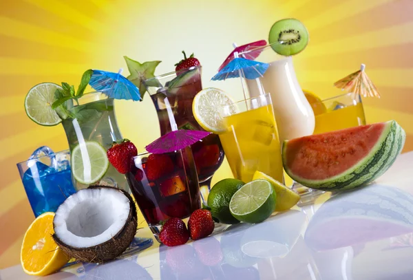 Cocktails with fruits — Stock Photo, Image