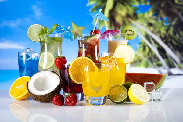 Cocktails with fruits — Stock Photo, Image