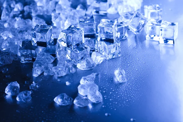 Hielo y cubitos de hielo — Foto de Stock