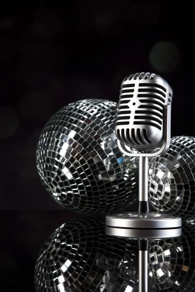 Microfone com bolas de discoteca — Fotografia de Stock