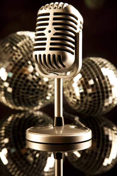 Mikrofon mit Discokugeln — Stockfoto