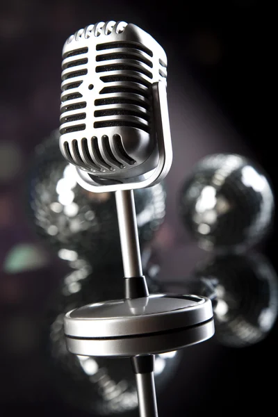 Микрофон с шарами диско — стоковое фото