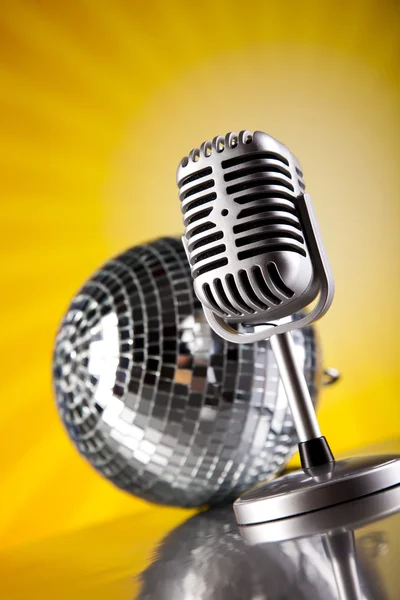 Microfone com bola de discoteca — Fotografia de Stock