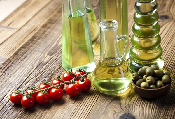 Oliwy z oliwek w butelkach — Zdjęcie stockowe