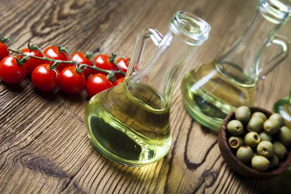Olivolja i flaskor — Stockfoto