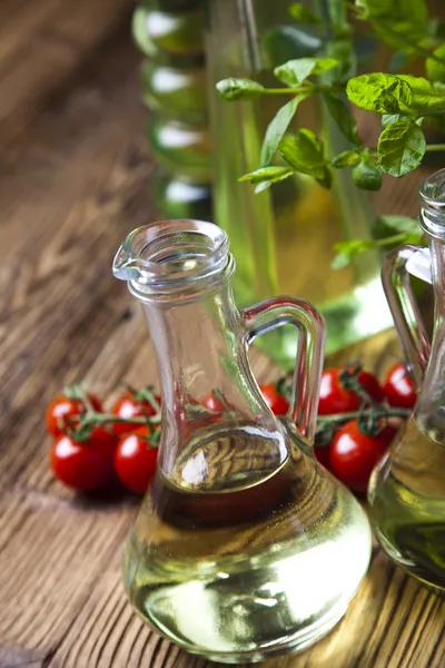用橄榄油的玻璃水瓶 — 图库照片