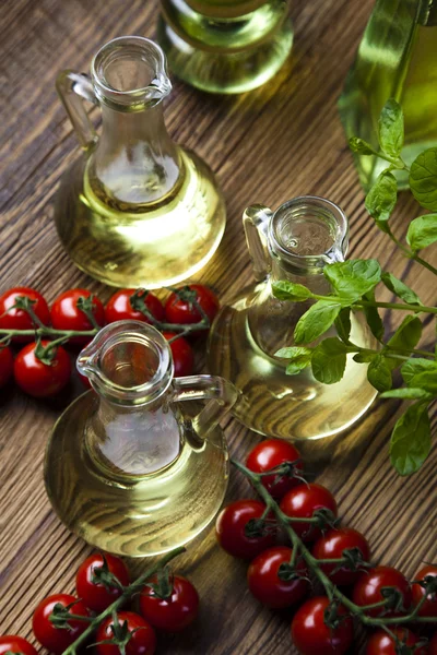 Olive oil with bunches of cherry tomatoes — Stock Photo, Image