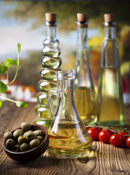 Olivenöl mit grünen Oliven — Stockfoto