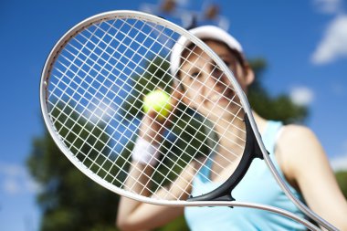 Tenis oynayan kadın