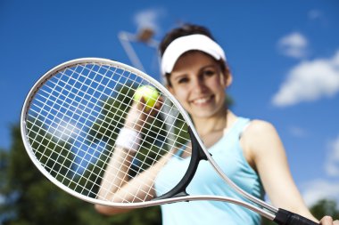 Tenis oynayan kadın