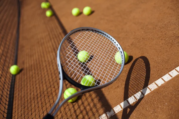 Tennisschläger mit Bällen — Stockfoto