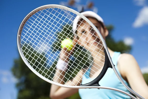 Vrouw met tennis — Stockfoto