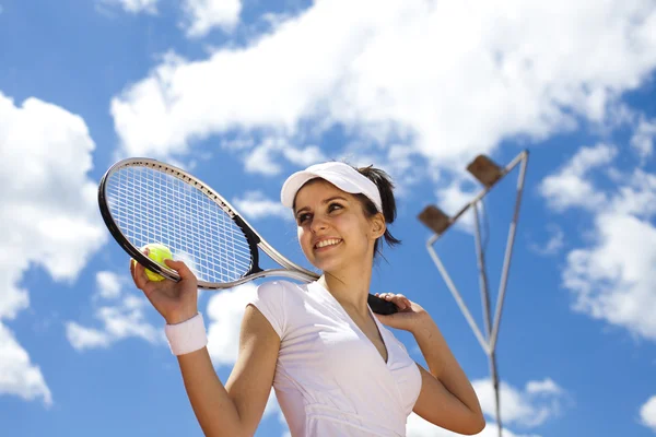 Femme jouant au tennis — Photo