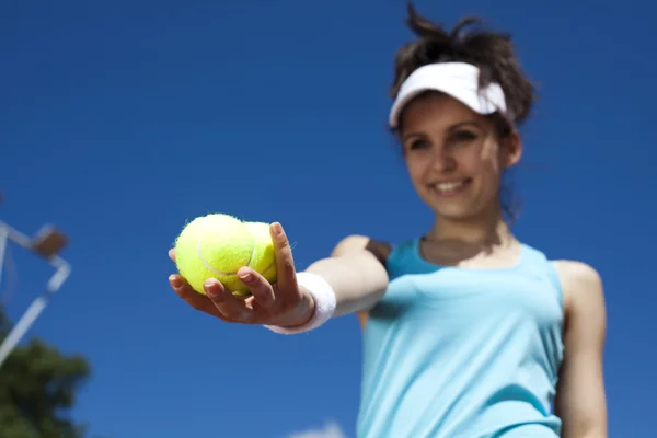 Donna che gioca a tennis — Foto Stock