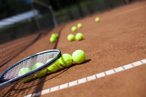 Palle da tennis sdraiato in fila — Foto Stock