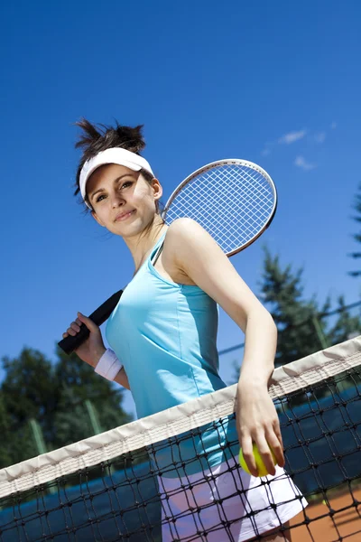 Женщина держит теннисный мяч — стоковое фото
