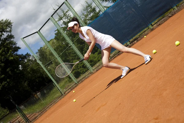 Mädchen spielt Tennis — Stockfoto