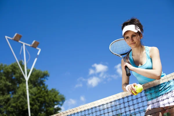 Kvinna som spelar tennis — Stockfoto