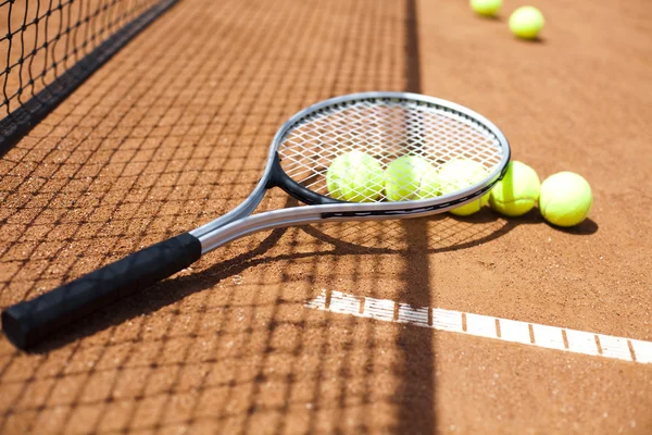 Tenisová raketa s tenisové míčky — Stock fotografie