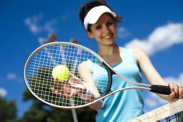 Femme jouant au tennis — Photo