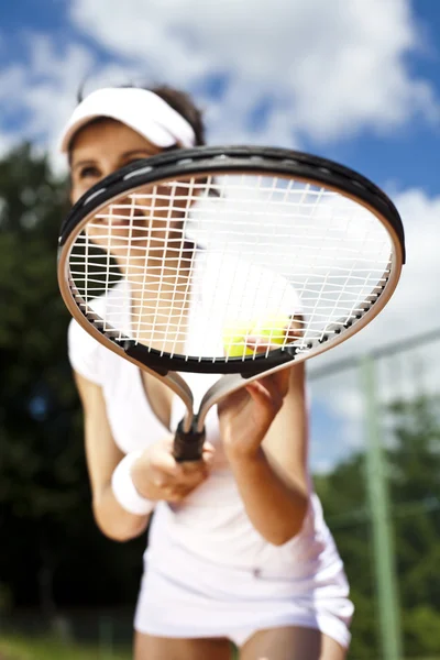 Femme jouant au tennis — Photo