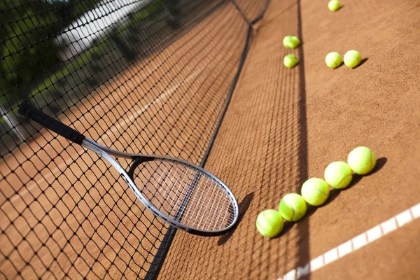Raqueta de tenis con pelotas de tenis — Foto de Stock