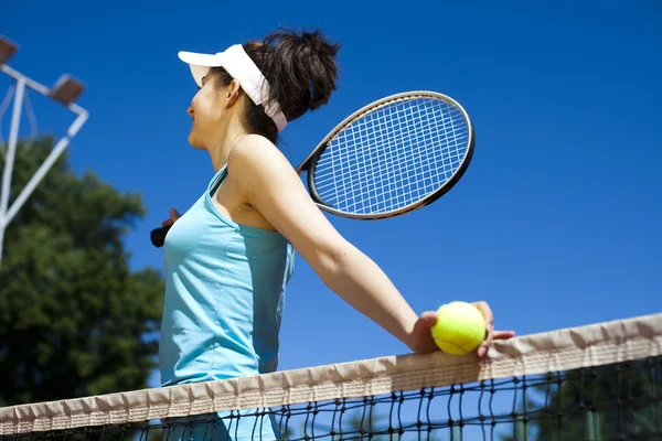 Frau hält Tennisschläger in der Hand — Stockfoto