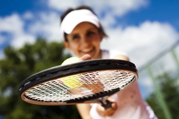 Vrouw met tennis — Stockfoto