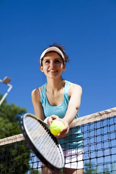 Femme jouant au tennis — Photo