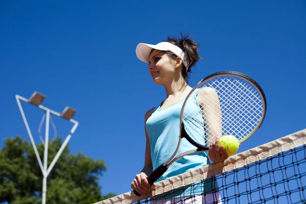 Femme près du filet de tennis — Photo