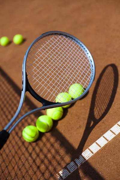 Tennisracket met tennisballen — Stockfoto