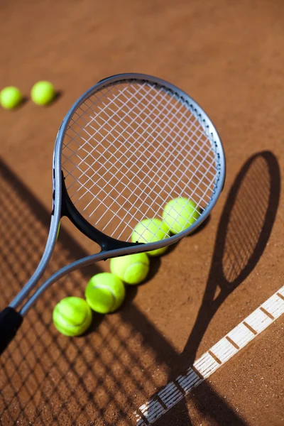 Tennisracket med tennisbollar — Stockfoto