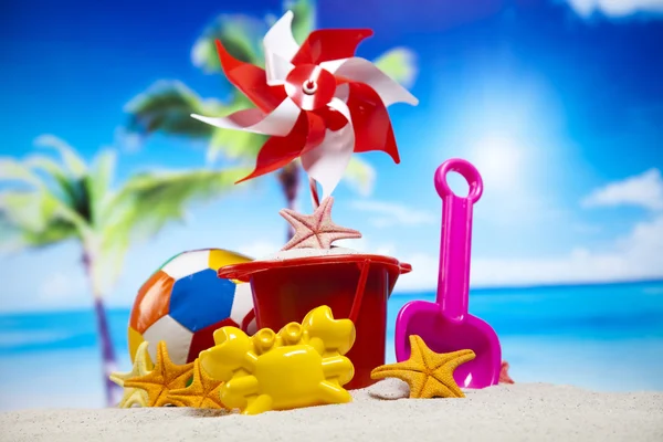 Kinderen speelgoed op strand — Stockfoto