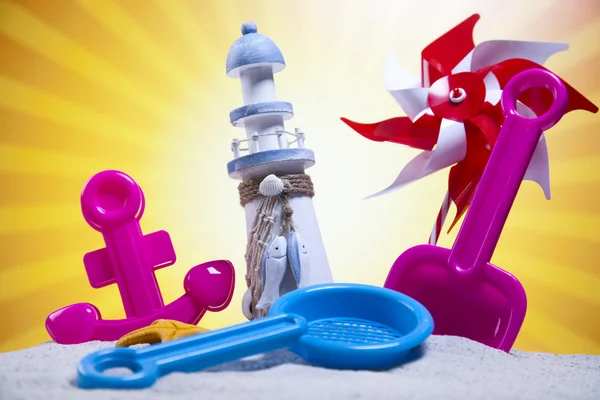 Brinquedos de plástico na praia — Fotografia de Stock