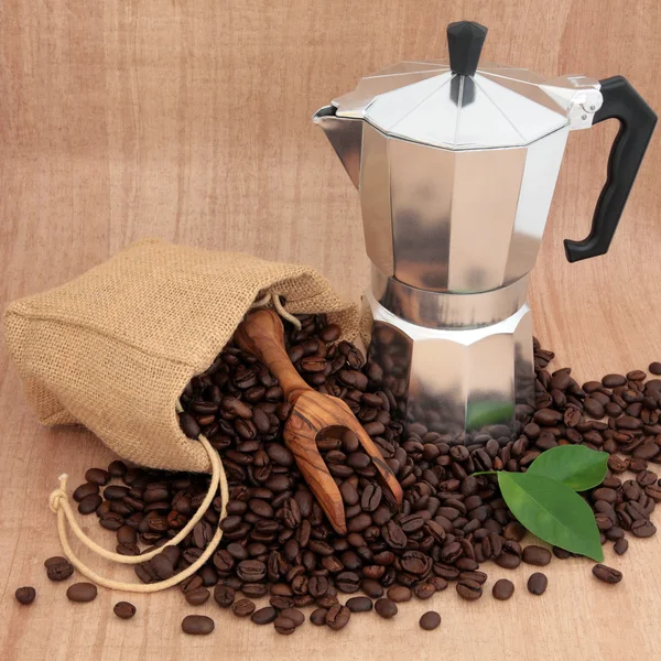 Kaffeemaschine und Bohnen — Stockfoto