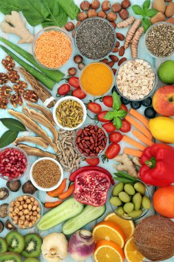 Sebze, tahıl, meyve, şifalı otlar ve baharatla bağışıklık sistemi desteği için vejetaryen ve vejetaryen yiyecekler. Yüksek miktarda antioksidan, antosiyanin, likopene, lif, omega 3, protein içeren sağlıklı yiyecekler..