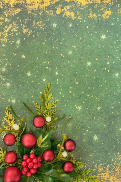 Bożonarodzeniowe Tło Ostrokrzewem Zielenią Zimową Dekoracjami Czerwonej Bombki Skład Świąteczny — Zdjęcie stockowe