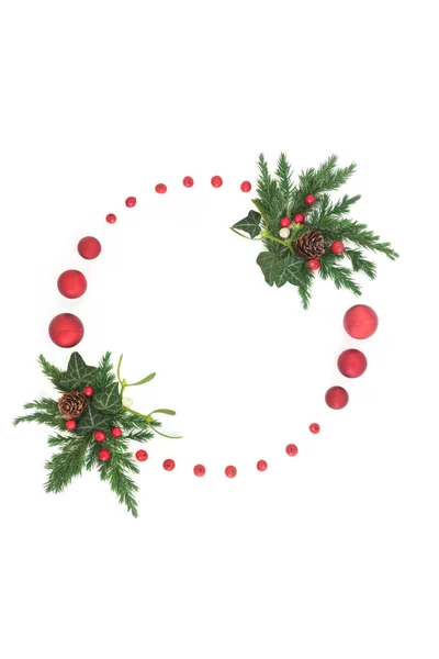 Weihnachtskranz Mit Rotem Baumkugelschmuck Stechpalmen Misteln Efeu Wacholderzweigen Auf Weißem — Stockfoto