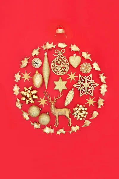Abstract Kerstbal Concept Vorm Met Gouden Boom Decoraties Rode Achtergrond — Stockfoto