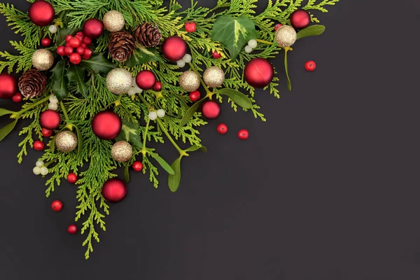 Composición Navideña Con Adornos Rojos Adornos Árboles Bolas Oro Vegetación —  Fotos de Stock