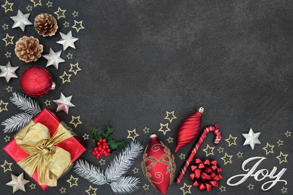 Weihnachtsfreude Abstrakte Hintergrundeinfassung Mit Silbernem Schild Geschenkbox Baumschmuck Wintergrün Auf — Stockfoto