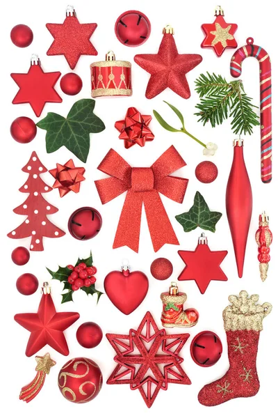 Rote Christbaumkugeln Und Christbaumschmuck Mit Stechpalme Efeu Tanne Und Mistel — Stockfoto