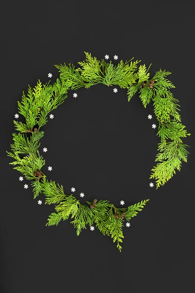 圣诞花环 雪松和雪花装饰 摘要暗灰色背景下的自然节庆设计 圣诞节和新年的最低限度的抽象作文 — 图库照片