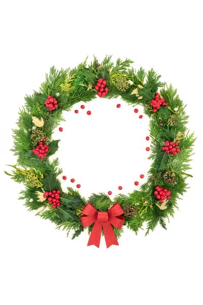 要旨白い背景に赤い弓 ホリー 緩い果実 ミステリーと杉の葉を持つクリスマスリース クリスマス 正月の曲 — ストック写真